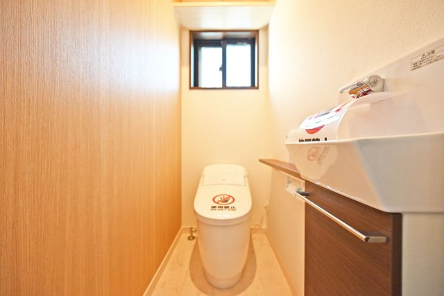 尼崎市東園田町2丁目新築一戸建て│4LDK+駐車2台（車種制限有）のトイレ|1階トイレはタンクレストイレに手洗い器を採用、実用性にも見た目にも充実した空間に仕上がっています。