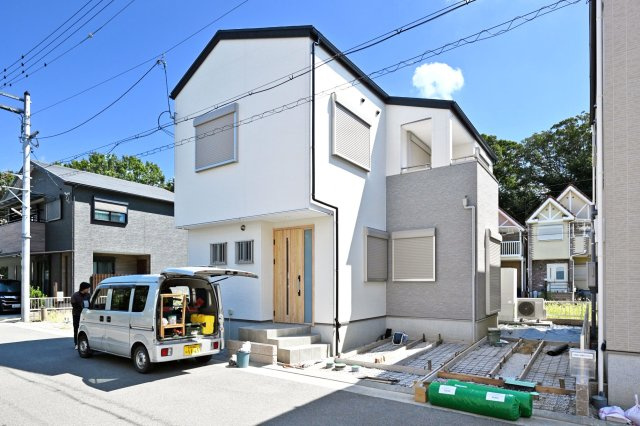尼崎市東園田町2丁目新築一戸建て│4LDK+駐車2台（車種制限有）の外観|5号地、現地外観写真です。
即日のご内覧が可能です。皆様からのご連絡心よりお待ちしております。