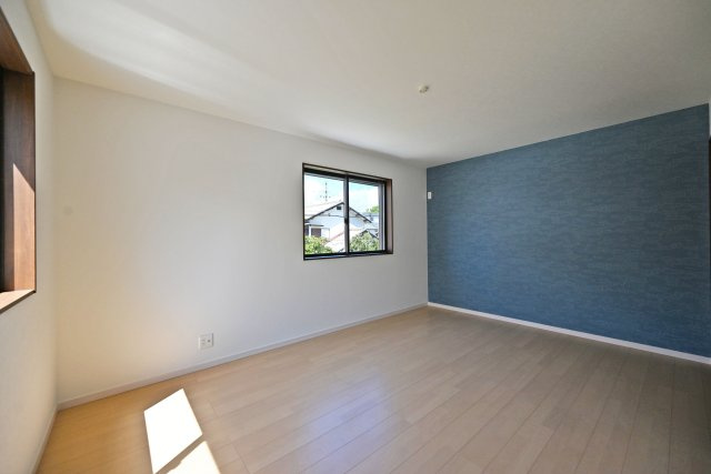 尼崎市東園田町2丁目新築一戸建て│4LDK+駐車2台（車種制限有）の洋室|2階主寝室想定洋室に入ってすぐの内観写真です。 各居室にアクセントクロスを採用しており、お部屋全体がグッとお洒落に見えます。