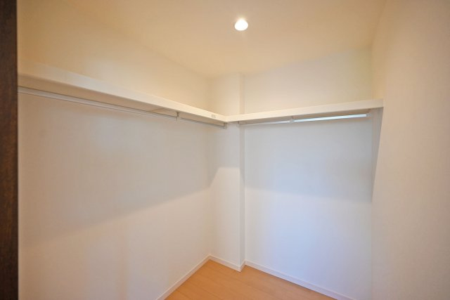 尼崎市東園田町2丁目新築一戸建て│4LDK+駐車2台（車種制限有）の収納|2階主寝室想定洋室にはウォークインクロゼット完備で、洋服だけでなく大きな荷物も収納できてお部屋をスッキリと片付けできます。