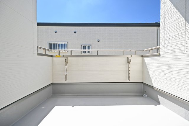 尼崎市東園田町2丁目新築一戸建て│4LDK+駐車2台（車種制限有）のバルコニー|2階バルコニー写真です。 物干竿金具が備え付けられています。