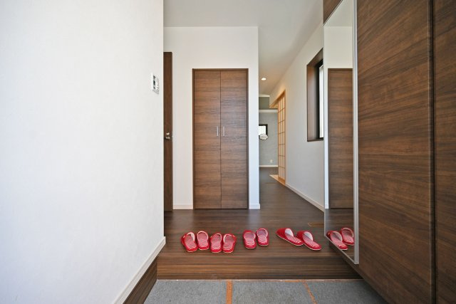 尼崎市東園田町2丁目新築一戸建て│4LDK+駐車2台（車種制限有）の玄関|1階玄関に入ってすぐの内観写真です。 上部まで収納があるシューズBOX付き。 毎日使う玄関回りも常に片付いた状態を維持できそうです。