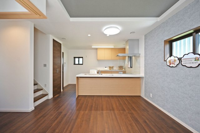 尼崎市東園田町2丁目新築一戸建て│4LDK+駐車2台（車種制限有）の居間・リビング|リビング側からLDKを正面に撮影した内観写真です。入ってすぐのリビングの印象は、「広く落ち着いた空間」です。アクセントクロスを配置する事でLDKに一工夫加えています。