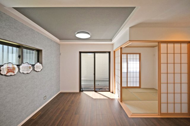 尼崎市東園田町2丁目新築一戸建て│4LDK+駐車2台（車種制限有）の居間・リビング|ダイニング側からLDKを正面に撮影した内観写真です。奥左側にテレビボードを置く配置関係です。インテリアに大きなサイズを選択しても動線を邪魔しない広々とした団らん空間です。