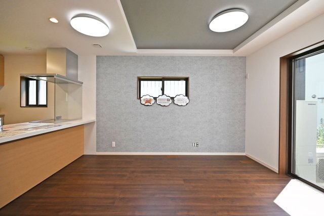 尼崎市東園田町2丁目新築一戸建て│4LDK+駐車2台（車種制限有）の居間・リビング|1階LDK入ってすぐの内観写真です。 アクセントクロスや4連の掃き出し窓を採用するなど、デザイン性を向上させた内観に仕上がりました。