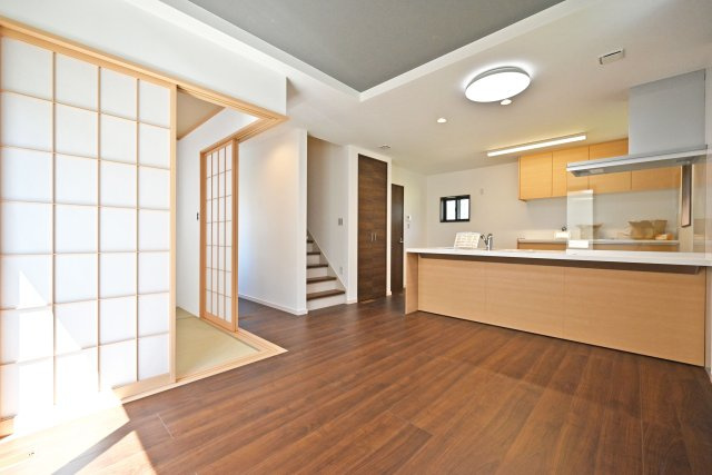 尼崎市東園田町2丁目新築一戸建て│4LDK+駐車2台（車種制限有）の居間・リビング|1階LDKは14.1帖でゆとりある広さです。 インテリア配置に困らない間取り設計に加え、お子様のいる世帯に必要な部屋数を備えた物件です。