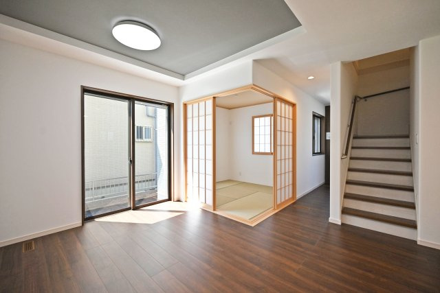 尼崎市東園田町2丁目新築一戸建て│4LDK+駐車2台（車種制限有）の居間・リビング|対面式キッチンやリビング階段で家族同士のつながりを感じやすい設計を基調としています。 1階に水回りが配置されている為、家事動線良好です。