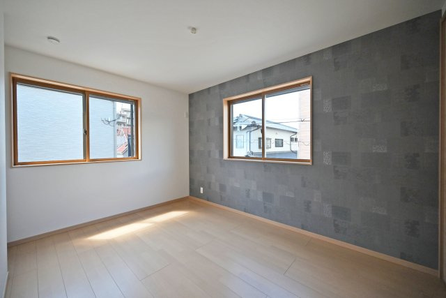 尼崎市東園田町2丁目新築一戸建て│2SLDK+駐車2台（車種制限有）の洋室|2階主寝室想定洋室に入ってすぐの内観写真です。 各居室にアクセントクロスを採用しており、お部屋全体がグッとお洒落に見えます。