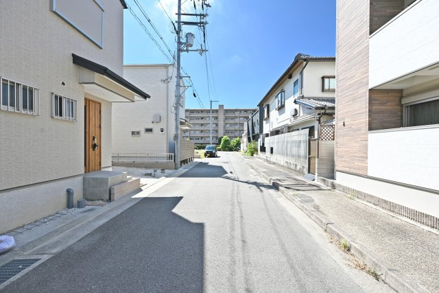 尼崎市東園田町2丁目新築一戸建て│2SLDK+駐車2台（車種制限有）の前面道路含む現地写真|西側道路幅員幅は約6.7ｍで駐車の際も安心です。