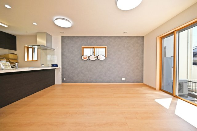 尼崎市東園田町2丁目新築一戸建て│2SLDK+駐車2台（車種制限有）の居間・リビング|1階LDK入ってすぐの内観写真です。 アクセントクロスや4連の掃き出し窓を採用するなど、デザイン性を向上させた内観に仕上がりました。