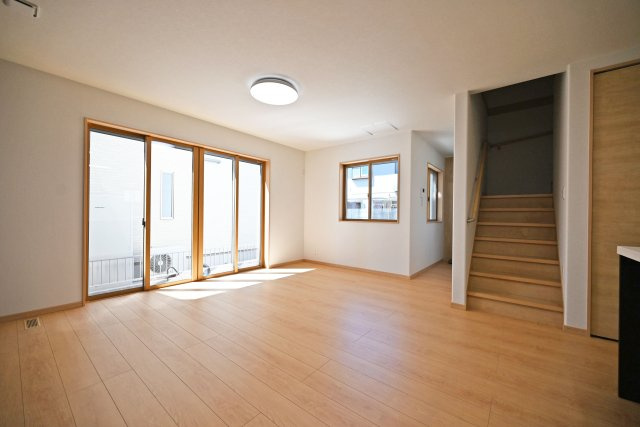 尼崎市東園田町2丁目新築一戸建て│2SLDK+駐車2台（車種制限有）の居間・リビング|1階LDKの内観写真です。ナチュラルテイストな内装はどんな家具も合わせやすく、お好みのインテリアコーディネートをお楽しみいただけます。