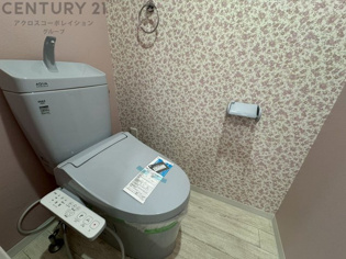 温水洗浄便座付トイレは温水洗浄機能により、暖かい水でおしりを洗浄することができ、冷たい水を使う従来の便座に比べ、温水洗浄機能で暖かいトイレを提供し、快適な使用を可能にします。