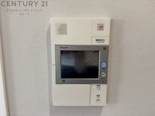 訪問者が来たときにテレビ画面で確認できるため、安心してドアを開けられます。録画機能があるものもあり、留守中に来訪者を記録しておくことができます。利便性が高く、セキュリティ面でも安心です