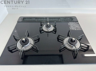 多数の調理器具を同時に使用でき、料理の効率化が可能。省エネで節約になり、様々な料理スタイルに適応できます。また、火力調整が独立しており、手入れや掃除もしやすく、今よりもっとお料理が楽しくなるかも。