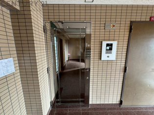 オートロック式エントランスは他の住民や外部の人間が簡単に出入りできないため、個々の住戸が安全に保たれます。同時に、訪問者が来訪する場合にはインターホン等で確認することができ、不要な来客を遮断できます。