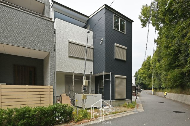 尼崎市東園田町2丁目新築一戸建て│5LDK+駐車2台（車種制限有）の外観|22号地、現地外観写真です。
現在順調に建築中です。