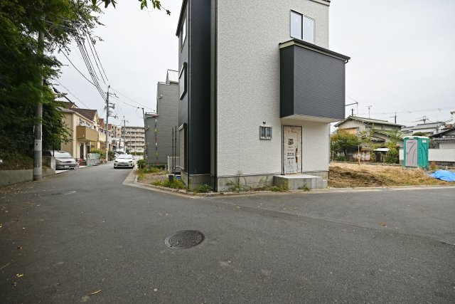 尼崎市東園田町2丁目新築一戸建て│5LDK+駐車2台（車種制限有）の前面道路含む現地写真|角側から撮影した前面道路含む、現地外観写真です。
東側道路幅員幅は約5.9ｍで駐車の際も楽々です。