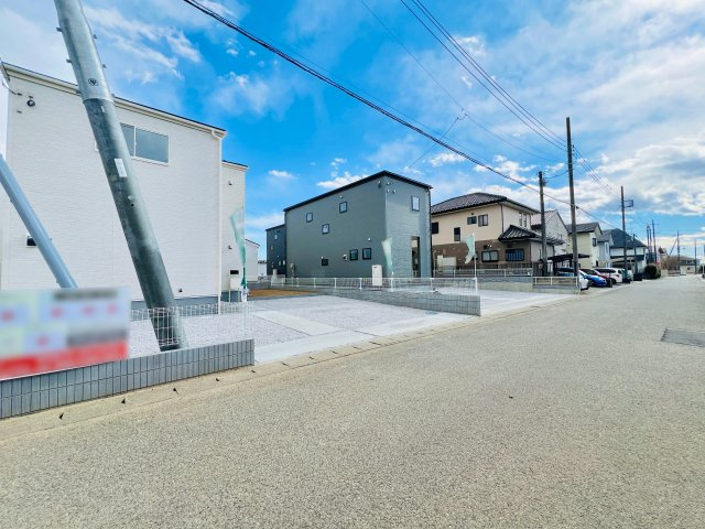 大泉仙石の前面道路含む現地写真|大きめのお車をお持ちの方や駐車が得意ではないという方にもおすすめです◎