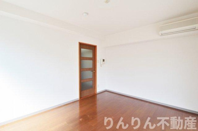 【居間・リビング】 | ベイシス東山手 | ゆったり過ごせる居間です