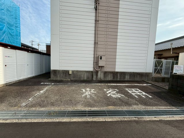 高倉町三丁目マンションの駐車場
