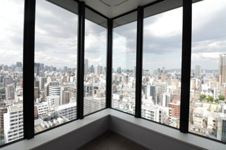【居間・リビング】 | シエリアタワー大阪堀江 | ※空室時に撮影の写真です【リビングダイニング】角部屋ならではの景色がリビングから堪能できます☆