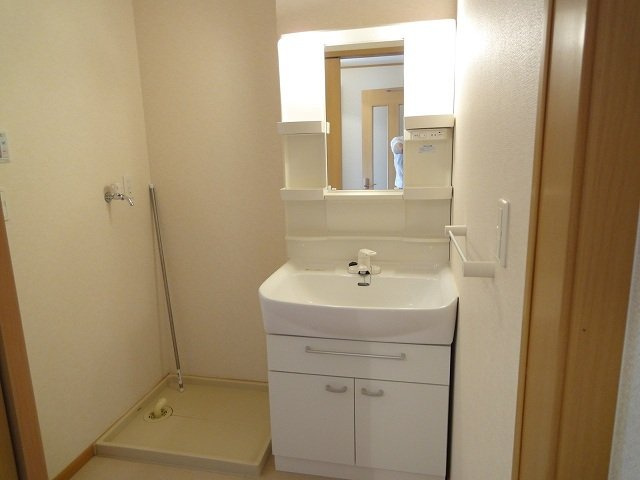 ティンバーハイツの洗面所|明るい洗面所です