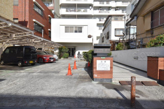 【エントランス】 | お客様を、そして住人を出迎えてくれるマンションのエントランス。ゴミが落ちていないことからも、管理状態の良さや住民の節度の高さが見て取れます。～即日のご見学可能～　お問合せはお気軽にどうぞ。
