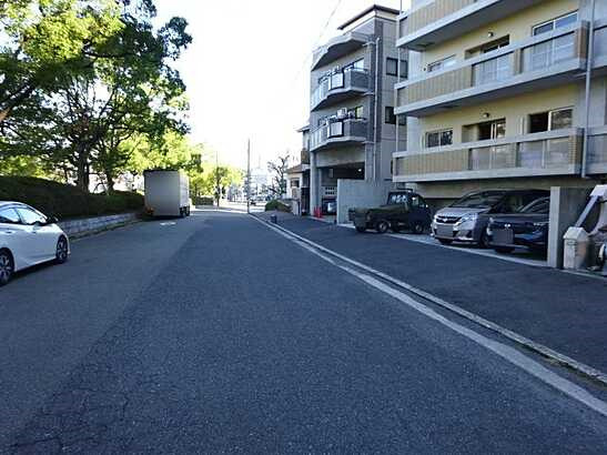 【前面道路含む現地写真】