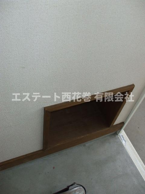 レジデンスサトウ Bの玄関|小さな下駄箱