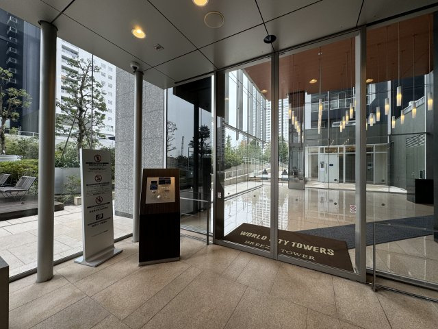 ワールドシティタワーズブリーズタワーマンションのエントランス