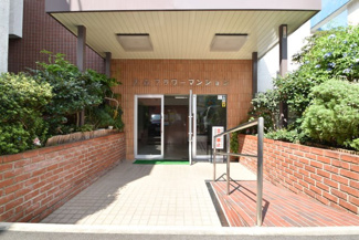 【エントランス】 | お客様を、そして住人を出迎えてくれるマンションのエントランス。ゴミが落ちていないことからも、管理状態の良さや住民の節度の高さが見て取れます。～即日のご見学可能～　お問合せはお気軽にどうぞ。
