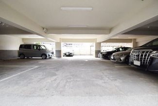 【駐車場】 | マンションの駐車場スペース。空きの有無や駐車料金、サイズ規定などについては、改めてお問い合わせください。～即日のご見学可能～　お問合せはお気軽にどうぞ。
