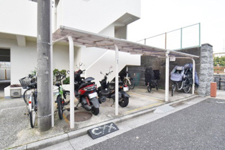 【駐車場】 | バイク置き場。空き区画の有無や駐輪料金、サイズおよび排気量規定などについては、改めてお問い合わせください。～即日のご見学可能～　お問合せはお気軽にどうぞ。
