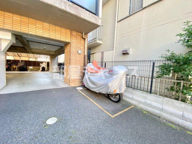 ワイズ東別院の駐車場
