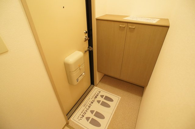 【玄関】 | モノクローム古城 | 毎日通る玄関はこちらです