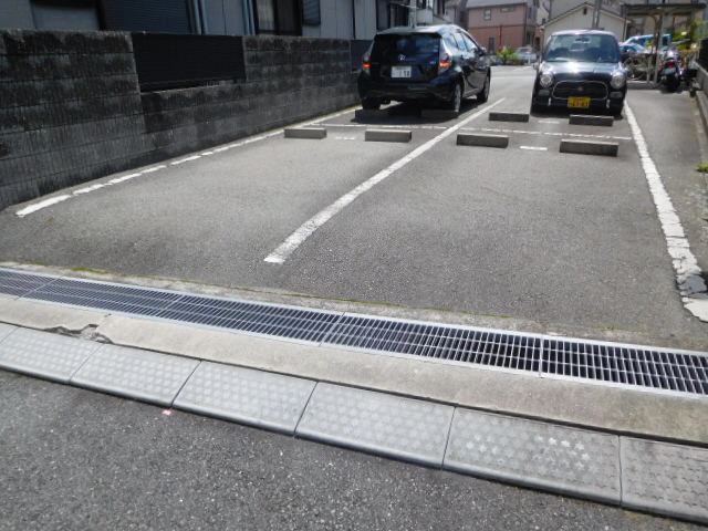 ラルジュ八代の駐車場
