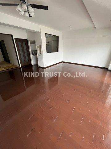 日商岩井南森町マンションの居間・リビング|こちらのリビングで趣味の時間をお楽しみください