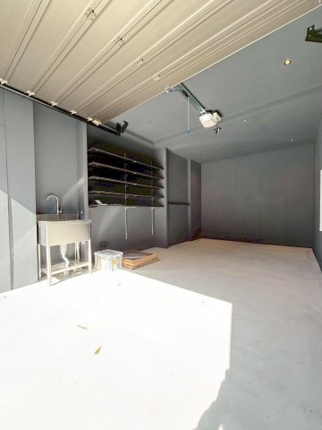 The Residence 駒沢公園の駐車場|専用ガレージです