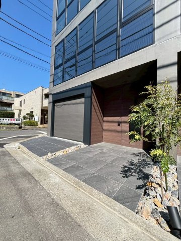 The Residence 駒沢公園のエントランス|建物の入り口前