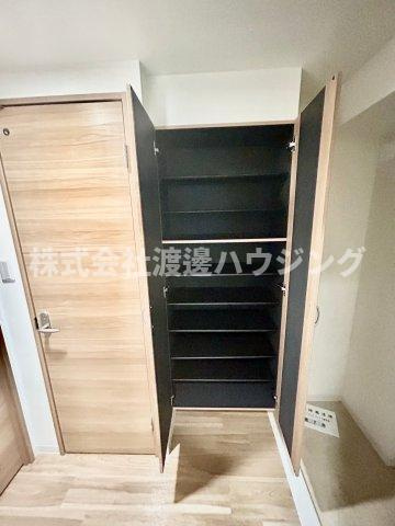 ハーヴェスト江坂の収納|天井高シューズBOX