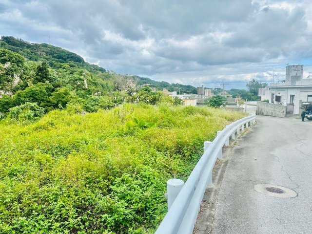 南城市知念志喜屋【限定１区画】の前面道路含む現地写真|現地写真です