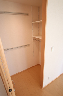 かさばる荷物の収納も安心のクローゼット