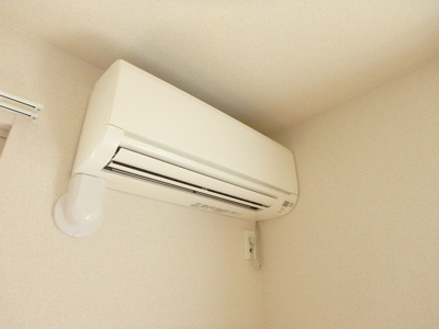 夏・冬と快適に過ごせるエアコン付