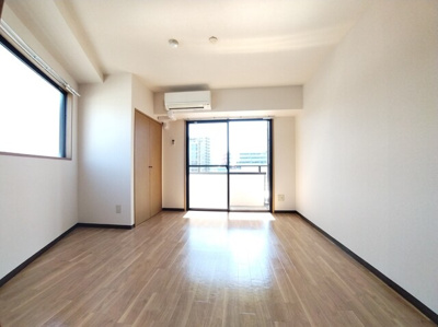 二面採光の東側洋室