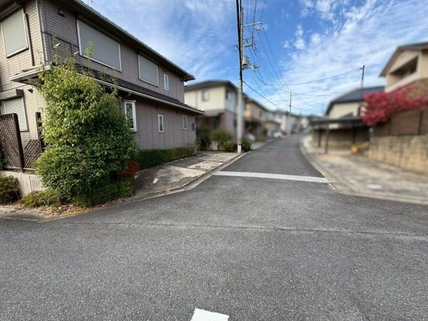 橋本市あやの台　中古戸建の前面道路含む現地写真