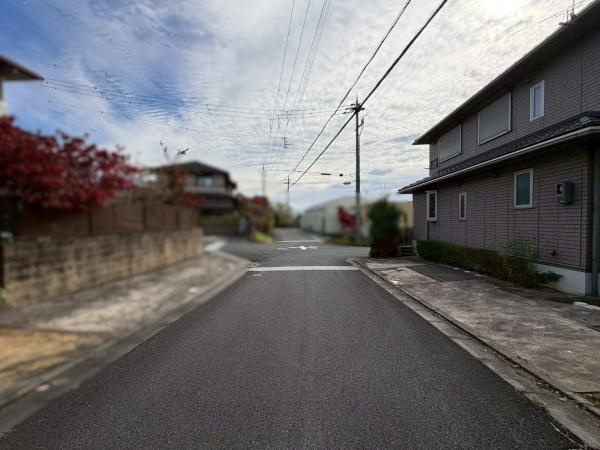 橋本市あやの台　中古戸建の前面道路含む現地写真