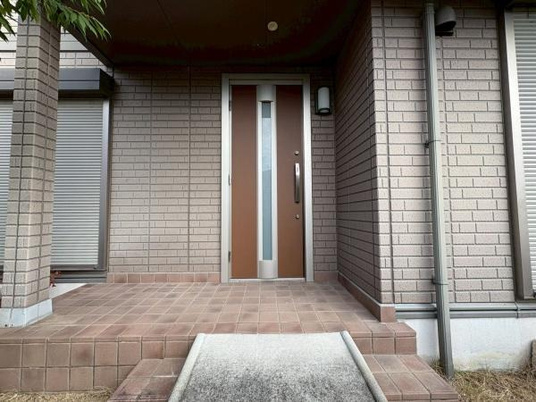 橋本市あやの台　中古戸建の玄関