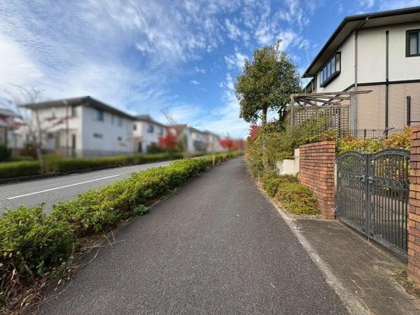 橋本市あやの台　中古戸建の前面道路含む現地写真