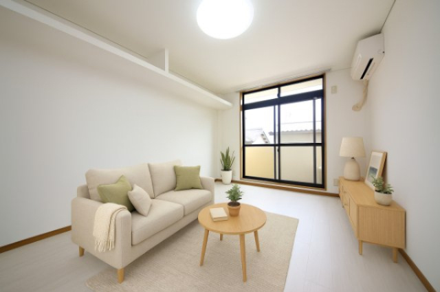 コーポソレイユの居間・リビング|バーチャルステージングの写真となります。家具家電等は付帯しません。参考にご覧くださいませ。