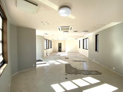 【居間・リビング】 | Ｃ－２ビル | 窓が多く明るいです